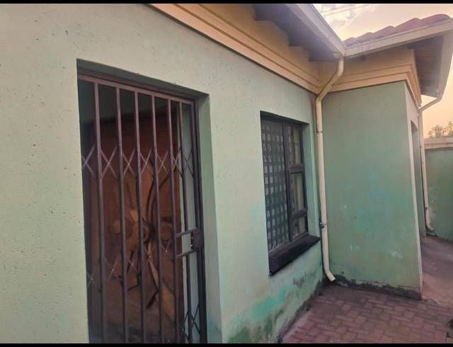 3 BEDROOM HOUSE FOR SALE IN MEADOWLANDS ZONE 3